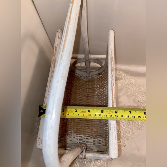 3/75$ Vintage distressed painted white‎ wicker Magazine holder farmhouse style - Picture 12 of 13